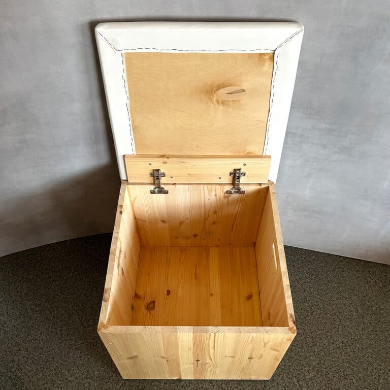 Wardrobe-pouf